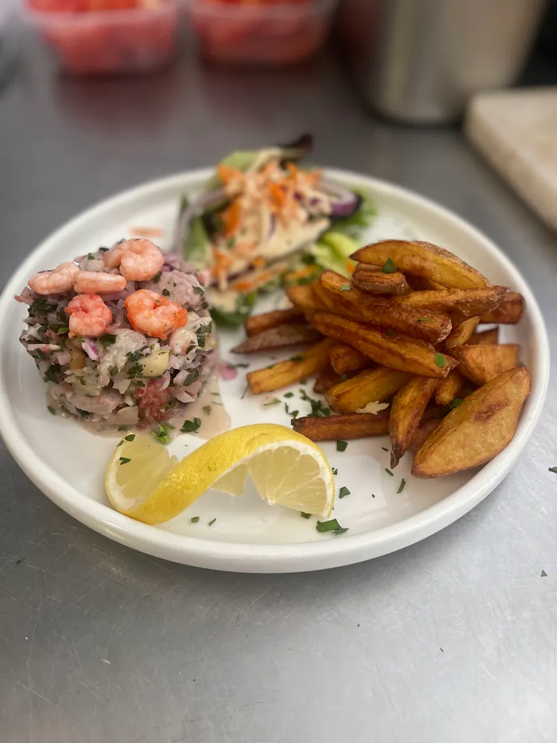 Assiette et salade servies à la brasserie L’Arsenal à Bastille