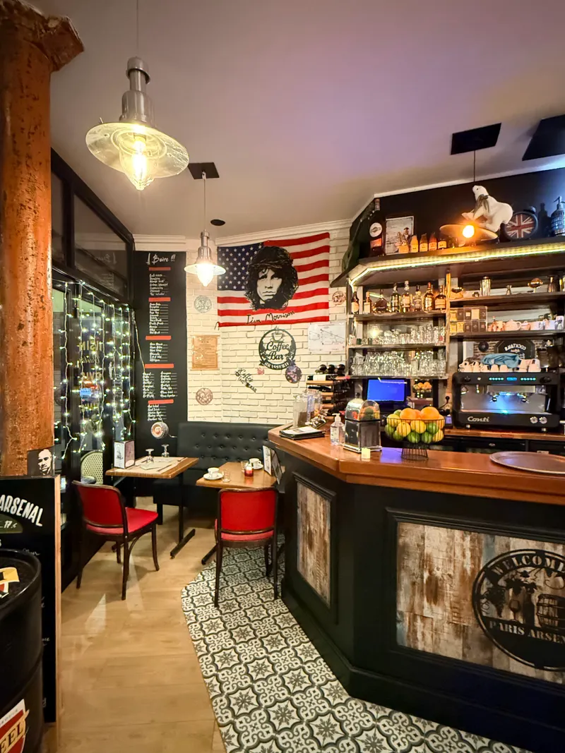 Le comptoir et le carrelage de la brasserie L’Arsenal à Bastille