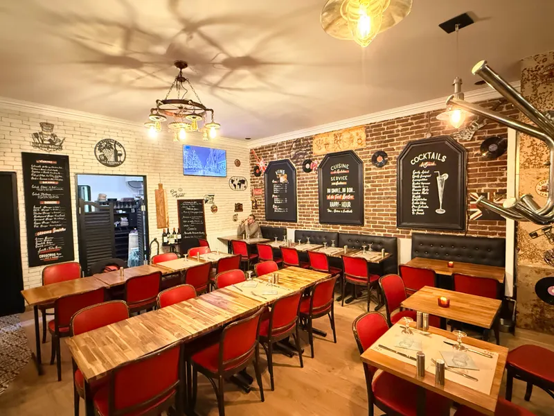 La salle aux chaises rouges de la brasserie L’Arsenal à Bastille, Paris 12